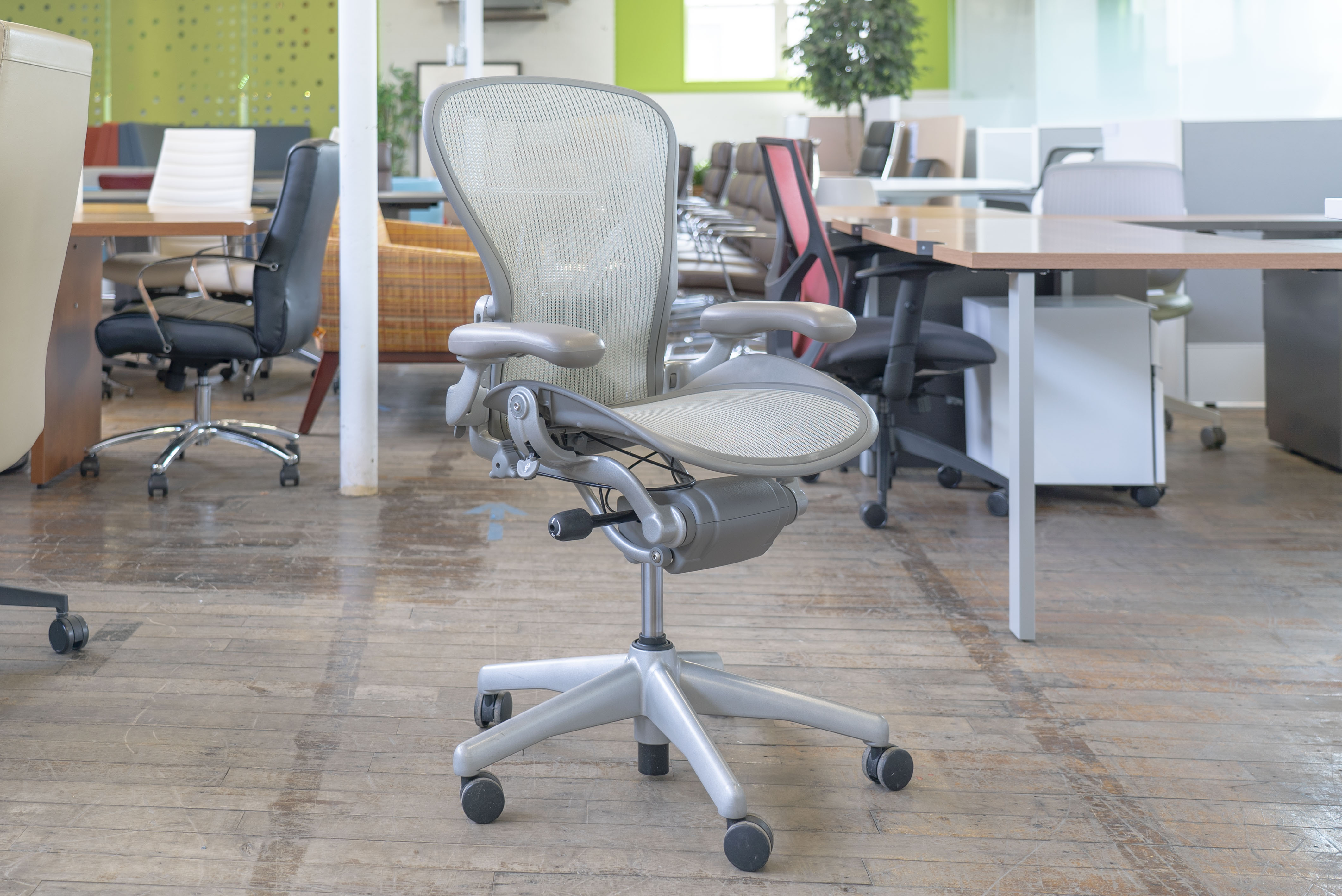 herman-miller-aeron-chairs-in-platinum-with-posture-fit-lumbar